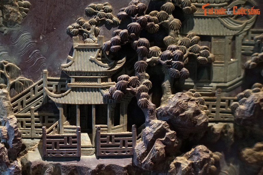 Theo Bảo tàng Cổ vật Cung đình Huế, phù điêu bằng đá thời vua Minh Mạng là một kiệt tác tiêu biểu, độc đáo, không chỉ thể hiện đỉnh cao của kỹ nghệ chạm khắc đá mà còn thể hiện trình độ, kỹ thuật điêu khắc gỗ của các nghệ nhân triều Nguyễn.