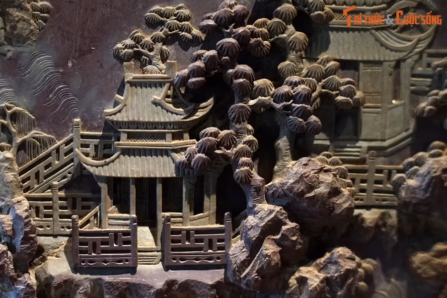 Theo Bảo tàng Cổ vật Cung đình Huế, phù điêu bằng đá thời vua Minh Mạng là một kiệt tác tiêu biểu, độc đáo, không chỉ thể hiện đỉnh cao của kỹ nghệ chạm khắc đá mà còn thể hiện trình độ, kỹ thuật điêu khắc gỗ của các nghệ nhân triều Nguyễn.