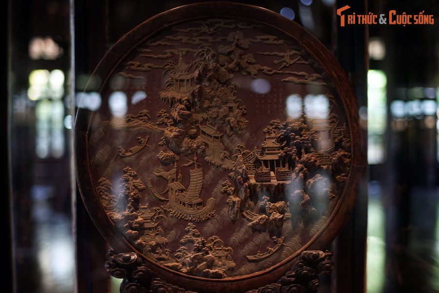 Đang được lưu giữ và trưng bày tại Bảo tàng Cổ vật Cung đình Huế, bức phù điêu được coi là một tuyệt phẩm về nghệ thuật chạm trổ đá quý, thu hút mọi ánh nhìn với những mảng chạm lồi lõm, chi li, tỷ mẩn, cách bố cục không gian đầy sáng tạo.