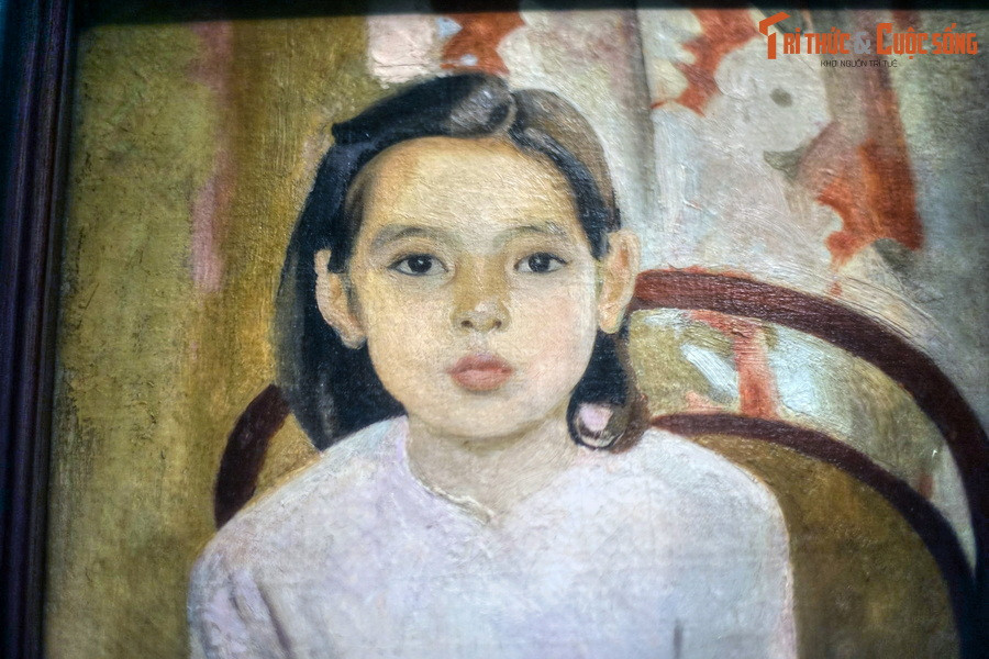 Nét đặc sắc của bức tranh là tác giả đã sử dụng lối bố cục điển hình kiểu Châu Âu thời đầu thế kỷ 20 để thể hiện tâm trạng của một em bé Việt. Tương tự “Hai thiếu nữ và em bé”, "Em Thúy" là sự kết hợp nhuần nhuyễn của tâm hồn phương Đông cùng lối diễn họa phương Tây.