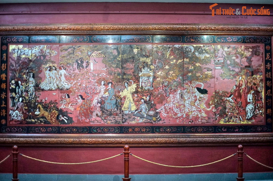 Tranh được vẽ bằng chất liệu sơn mài, khổ 540 cm x 200 cm, có thời gian sáng tác kéo dài từ năm 1969 đến năm 1989. Trong tác phẩm, đề tài quen thuộc là vẻ đẹp của người phụ nữ Việt Nam đã được làm mới với sự hiện diện của phụ nữ cả ba miền Bắc, Trung, Nam.