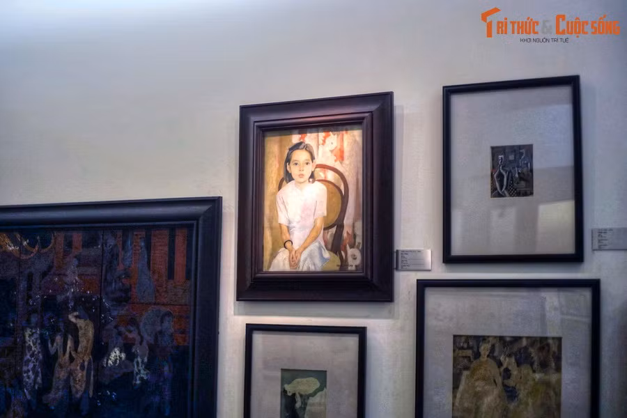 2. Cũng được lưu giữ tại tại Bảo tàng Mỹ thuật Việt Nam, bức tranh "Em Thúy" được coi là một tác phẩm đỉnh cao của danh họa Trần Văn Cẩn (1910–1994).