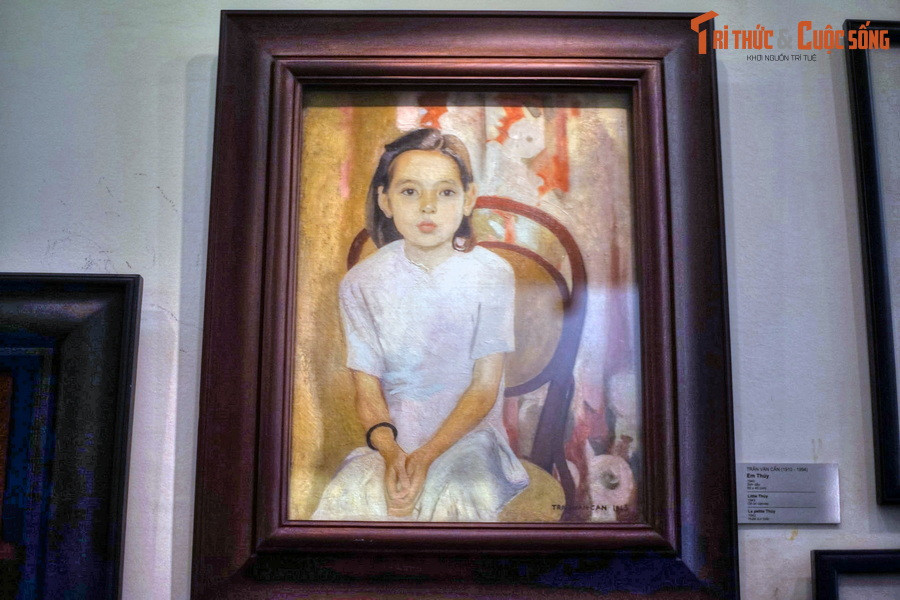 Hoàn thành năm 1943, bức tranh này được vẽ bằng sơn dầu trên vải toan, cao 60 cm, rộng 45 cm, thể hiện chân dung bán thân của bé Thúy (8 tuổi, cháu gái của họa sĩ) ngồi trên một chiếc ghế mây. Tác giả đặc tả bé gái với tinh thần lãng mạn, tinh tế, trong trẻo với hòa sắc sáng ấm.