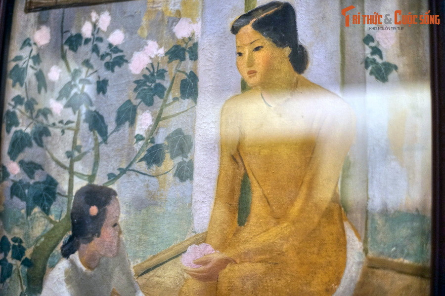 Cùng với sắc màu vàng ấm bao trùm, tác giả đã tạo nên một hòa quyện tuyệt vời giữa khung cảnh thiên nhiên và dáng nét biểu cảm mềm mại của hai người phụ nữ trong y phục áo dài truyền thống đằm thắm trang nhã.