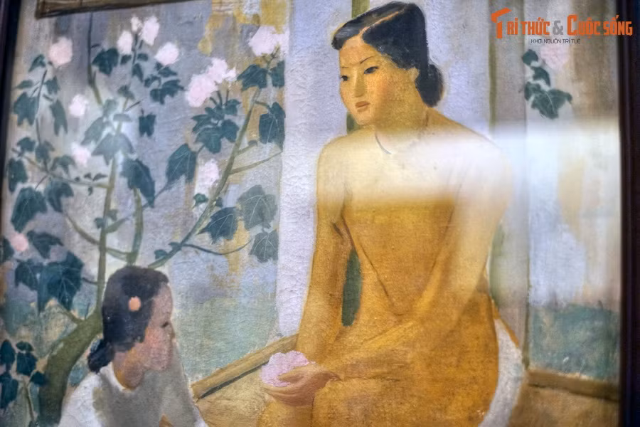 Cùng với sắc màu vàng ấm bao trùm, tác giả đã tạo nên một hòa quyện tuyệt vời giữa khung cảnh thiên nhiên và dáng nét biểu cảm mềm mại của hai người phụ nữ trong y phục áo dài truyền thống đằm thắm trang nhã.