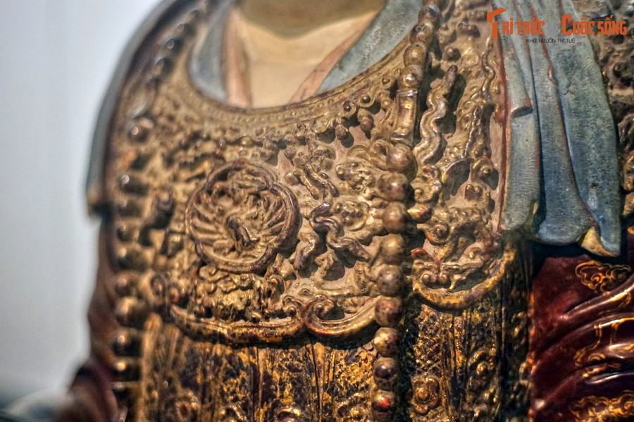 Theo Đại Việt sử ký toàn thư, khi Lê Thần Tông lấy bà Ngọc Trúc, cả triều đình đều can vì bà không còn trẻ và đã có một đời chồng. Nhưng vua gạt đi và nói: "Đã trót rồi, lấy gượng vậy."