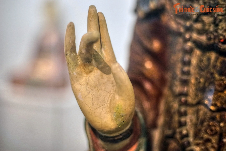 Một tay tượng ngửa ra đặt trong lòng đùi, tay kia giơ ngang ngực kết ấn Vô Úy. Thế tay này tượng trưng cho sự phổ độ chúng sinh, đồng thời thể hiện tâm Phật của Hoàng hậu Trịnh.