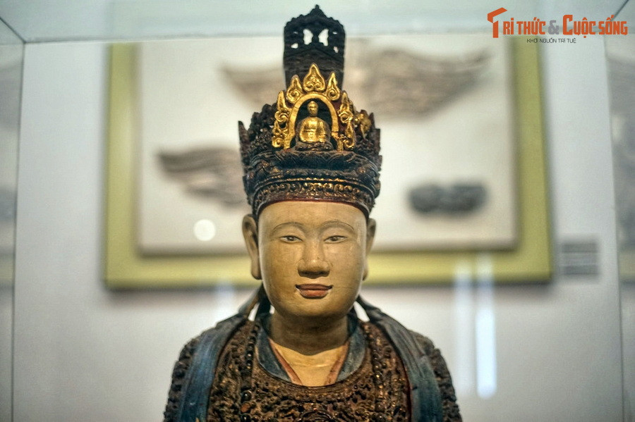 Chiếc vương miện của Hoàng hậu có tạc tượng A Di Đà ngồi tọa thiền ở phía trước. Đây là biểu tượng thường thấy trên các pho tượng Quan Âm, thể hiện sự kính ngưỡng của dân gian dành cho hoàng hậu Trịnh Thị Ngọc Trúc.