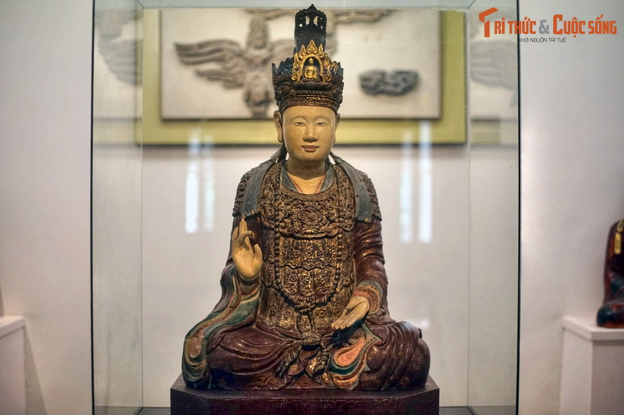 Tượng được tạc bằng gỗ nguyên khối, có chiều cao 111 cm, tạo hình Hoàng hậu họ Trịnh trong tư thế chân xếp bằng kiểu kiết già toàn phần - thế ngồi bắt chéo chân khi thiền định.