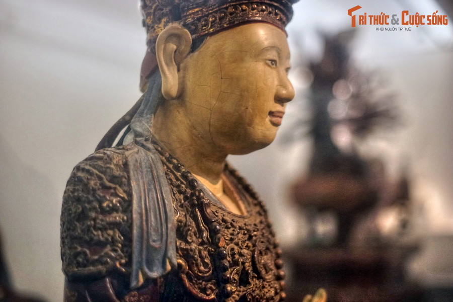 Trước cảnh quốc gia lâm nạn phân tranh giữa hai họ Trịnh Nguyễn (1558–1672) bà không khỏi đau xót. Song thân thì thường chiếu ý cho bà dành thời gian miệt mài bút nghiên, nên bà kết hôn hơi muộn so với phụ nữ đương thời.