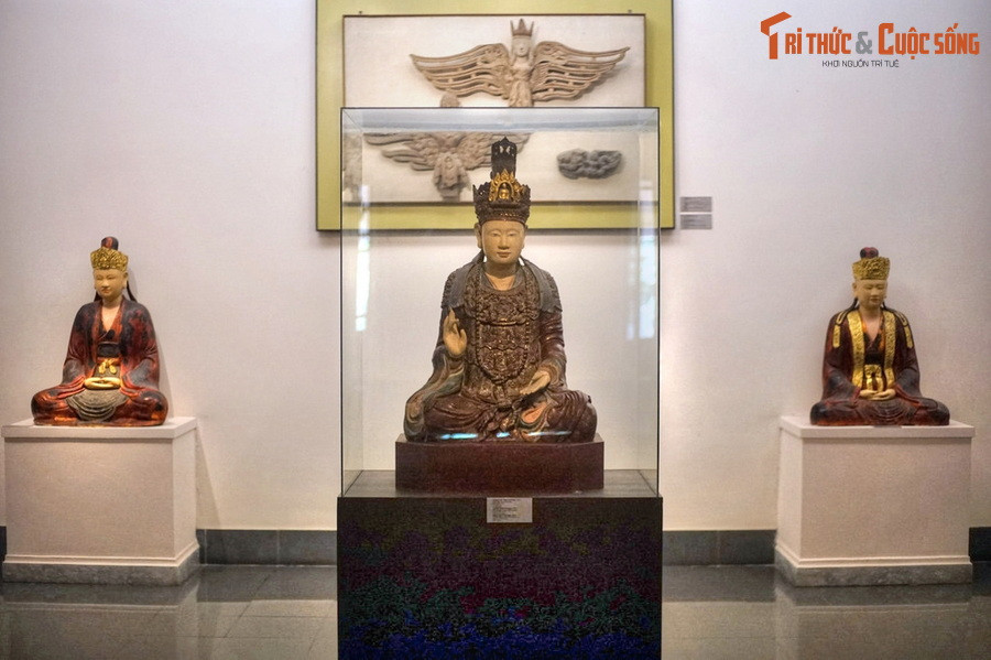 Được lưu giữ tại Bảo tàng Mỹ thuật Việt Nam, tượng Hoàng hậu Trịnh Thị Ngọc Trúc có niên đại từ thế kỷ 17, là một trong những bức tượng cổ tạo hình phụ nữ đẹp nhất Việt Nam.