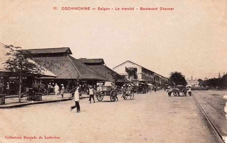 Chợ Bến Thành cũ khi kênh Charner đã được san lấp, trở thành đại lộ Charner (nay là đường Nguyễn Huệ). Kênh Charner được lấp hoàn toàn khoảng năm 1887. Ảnh: Public domain.