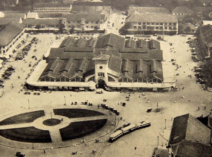 Toàn cảnh chợ Bến Thành mới (chợ Bến Thành hiện tại) nhìn từ không trung, Sài Gòn đầu thế kỷ 20. Khu chợ này nằm gần ga xe lửa Mỹ Tho (sau này là Bến xe Sài Gòn). Ảnh: Public domain.