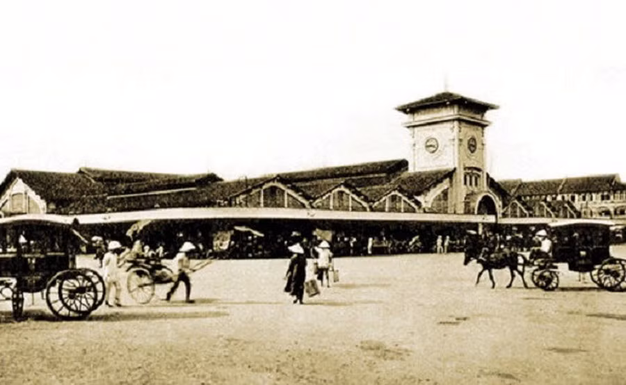 Kể từ khi khánh thành cho đến nay, chợ Bến Thành đã hoạt động liên tục hơn 100 năm. Vào năm 1985, chợ được cải tạo và sửa chữa lớn, nhưng kiến trúc cơ bản được giữ nguyên. Ảnh: Public domain.