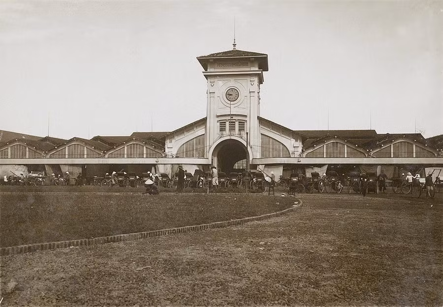 Mặt tiền là Place Cuniac, Mặt Bắc là Rue d’Espagne, Đông là rue Víenot, và Tây là rue Schroeder. Ngay nay là Quảng trường Quách Thị Trang và các đường Lê Thánh Tôn, Phan Bội Châu, Phan Châu Trinh. Ảnh: Public domain.