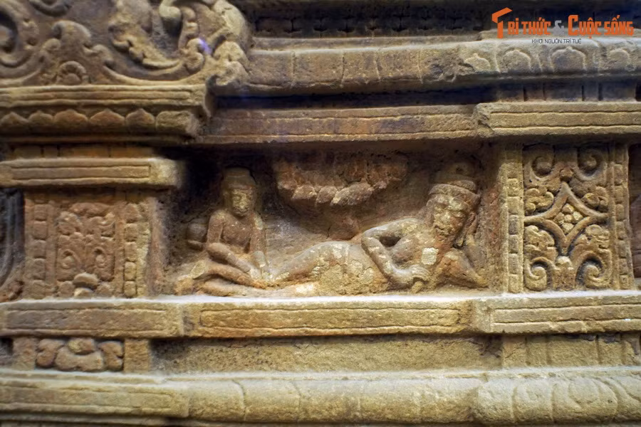 Đó là cảnh một đạo sĩ đang cầm phất trần dùng phép thuật để chữa bệnh. Cũng có cảnh đạo sĩ đang luyện linh đan. Tiếp theo là cảnh chữa bệnh bằng phương pháp xoa bóp.