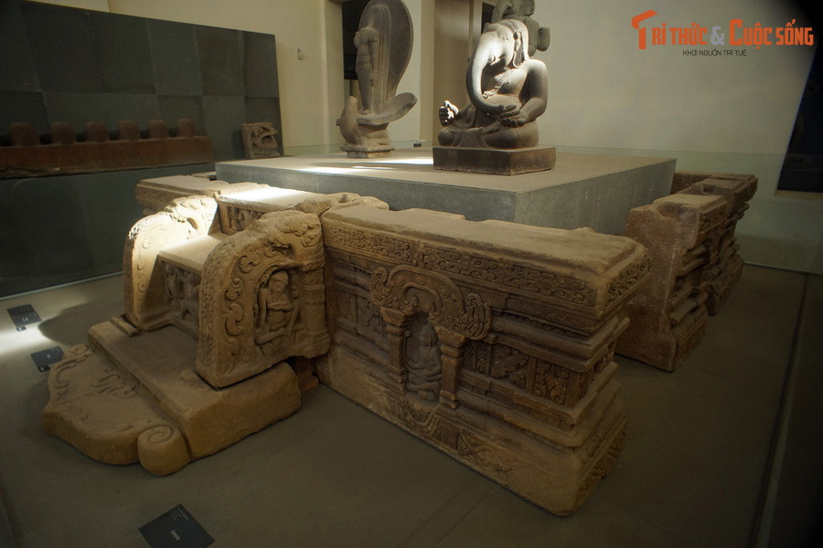 Được phát hiện ở thánh địa Mỹ Sơn, đài thờ này gồm 12 khối đá sa thạch ghép thành hình vuông, cao 65 cm, dài 353 cm, rộng 271 cm. Hiện vật được trang trí tinh xảo trên cả bốn mặt với hình tượng con người được thể hiện rất phong phú và sinh động