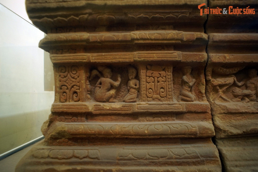 TS Trần Kỳ Phương tiếp tục giải thích: Để minh chứng cho sức mạnh thần linh của những đạo sĩ, đài thờ mô tả rõ cảnh truyền đạo. Một tu sĩ giảng đạo cho tín đồ dưới vòm cây rậm rạp. Người nói trên môi nở một nụ cười cởi mở, tay phát một cử chỉ trình bày, ngồi ngay người, trang trọng.