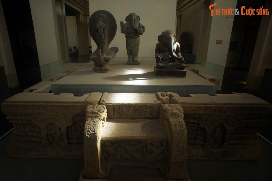 Được lưu giữ và trưng bày ở Bảo tàng Điêu khắc Chăm Đà Nẵng, Bảo vật quốc gia Đài thờ Mỹ Sơn E1 có niên đại từ thế kỷ 12 – 13, là một hiện vật mang giá trị nghệ thuật nổi bật của vương quốc Champa cổ.