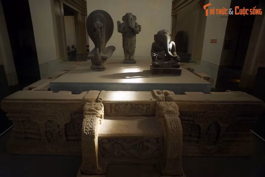 Được lưu giữ và trưng bày ở Bảo tàng Điêu khắc Chăm Đà Nẵng, Bảo vật quốc gia Đài thờ Mỹ Sơn E1 có niên đại từ thế kỷ 12 – 13, là một hiện vật mang giá trị nghệ thuật nổi bật của vương quốc Champa cổ.