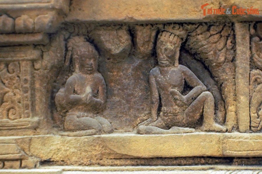 Người nghe lưng đeo túi, như vừa từ phương xa tìm đến, khép nép ngồi trên hai chân quỳ gập lại, hai tay chắp lại thành kính, đôi mắt lim dim, lặng lẽ, chăm chú nghe lời giảng.