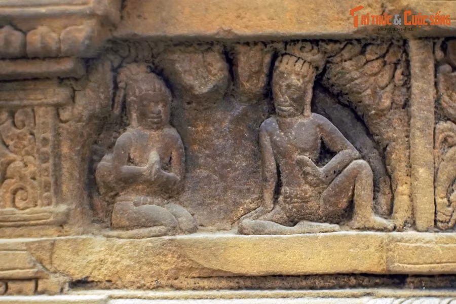 Người nghe lưng đeo túi, như vừa từ phương xa tìm đến, khép nép ngồi trên hai chân quỳ gập lại, hai tay chắp lại thành kính, đôi mắt lim dim, lặng lẽ, chăm chú nghe lời giảng.