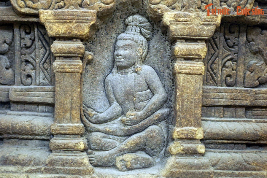 Chừng như nghệ sĩ muốn dùng sức mạnh ngoại hình của những con thú dữ có sức mạnh như cọp và heo rừng, dám sống tách khỏi bầy, để biểu tượng cho sức mạnh nội tâm của những ẩn sĩ trong rừng sâu, như kinh điển Ấn Độ giáo đã dạy: Chỉ có thần linh và thú dữ mới dám sống một mình.