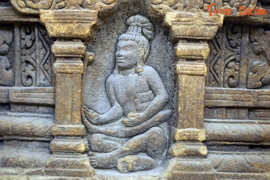 Chừng như nghệ sĩ muốn dùng sức mạnh ngoại hình của những con thú dữ có sức mạnh như cọp và heo rừng, dám sống tách khỏi bầy, để biểu tượng cho sức mạnh nội tâm của những ẩn sĩ trong rừng sâu, như kinh điển Ấn Độ giáo đã dạy: Chỉ có thần linh và thú dữ mới dám sống một mình.