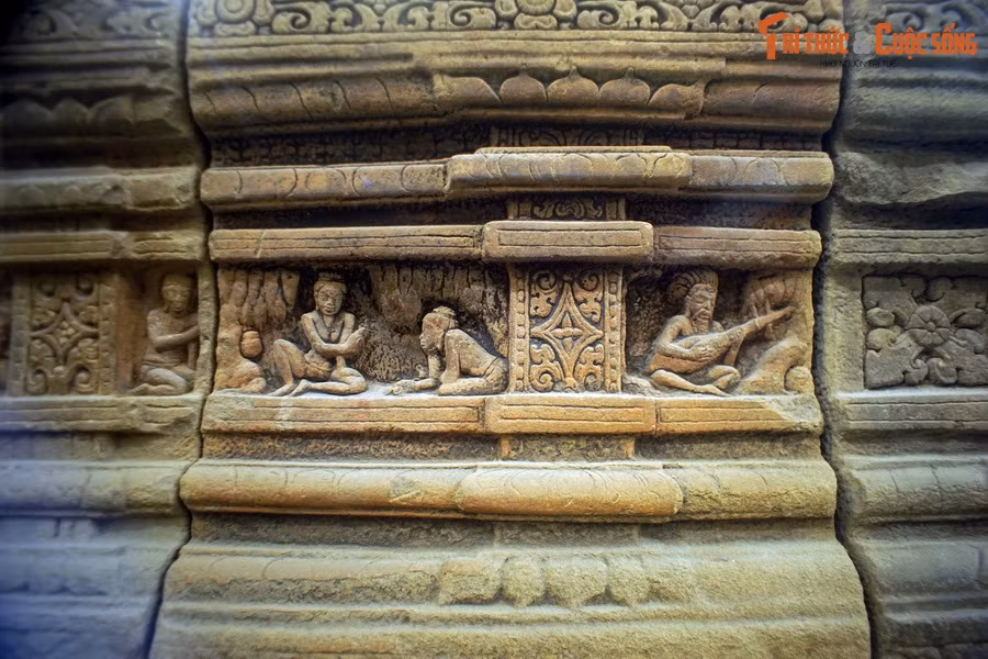 Những cảnh bên hông trái của đài thờ lại diễn tả các sinh hoạt có tính chất nhập thế của các đạo sĩ. Họ làm những việc thiện để giúp đời, vừa truyền đạo, vừa chữa bệnh cho tín đồ.