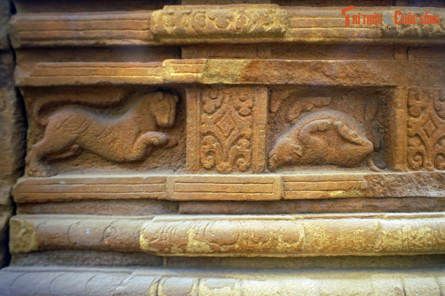 Chẳng hạn, để mô tả không khí linh thiêng của Ấn Độ giáo, người nghệ sĩ đã đặt các đạo sĩ trong tương quan với hai con vật khỏe nhất rừng là hổ và heo. Cả hai con vật được mô tả đang nô đùa biểu dương sức mạnh.