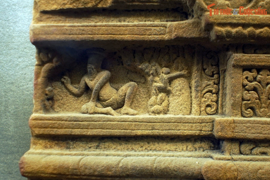 Đó là cuộc đời trầm tư mặc tưởng, ẩn náu trong rừng sâu, làm bạn với muông thú. Những cảnh chạm khắc tu sĩ trên đài thờ cũng ca ngợi sức mạnh nội tâm mà họ phải sống đơn độc mới tìm thấy...