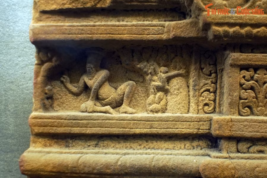 Đó là cuộc đời trầm tư mặc tưởng, ẩn náu trong rừng sâu, làm bạn với muông thú. Những cảnh chạm khắc tu sĩ trên đài thờ cũng ca ngợi sức mạnh nội tâm mà họ phải sống đơn độc mới tìm thấy...