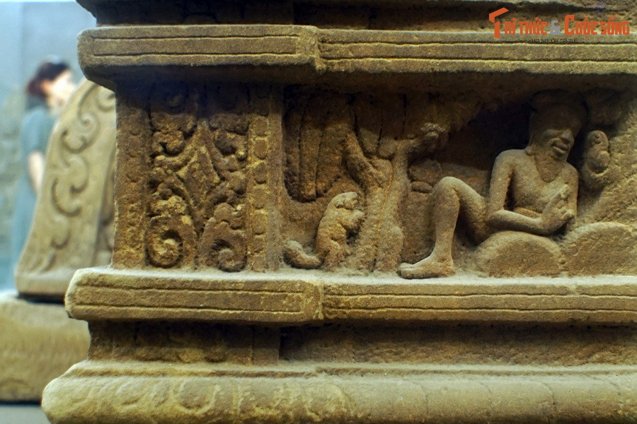 TS Trần Kỳ Phương phân tích, với cách thể hiện hiện thực mạnh mẽ, đài thờ Mỹ Sơn E1 mô tả sức sống mãnh liệt trong đời sống thường nhật của các đạo sĩ trong tương quan với thiên nhiên dữ dội.