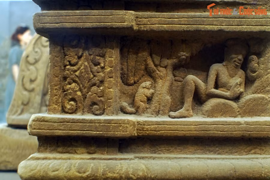 TS Trần Kỳ Phương phân tích, với cách thể hiện hiện thực mạnh mẽ, đài thờ Mỹ Sơn E1 mô tả sức sống mãnh liệt trong đời sống thường nhật của các đạo sĩ trong tương quan với thiên nhiên dữ dội.