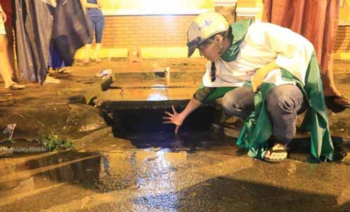 Dau xot trang dem giang luoi tim chau be bi mua cuon xuong cong-Hinh-2