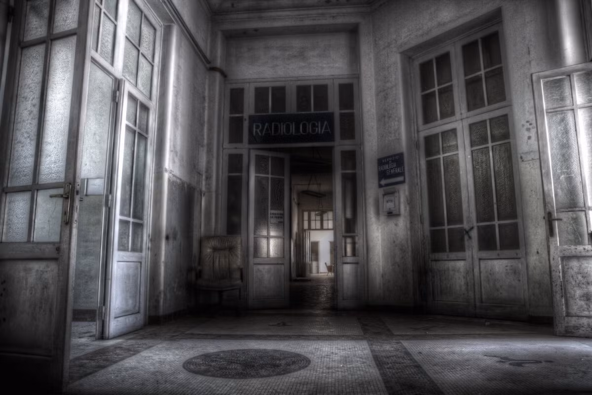 Nhiếp ảnh gia nghiệp dư Paolo Del Rocino thường đi khắp đất nước khám phá và chụp ảnh những công trình, địa điểm bị bỏ hoang toát lên vẻ đẹp ma quái.