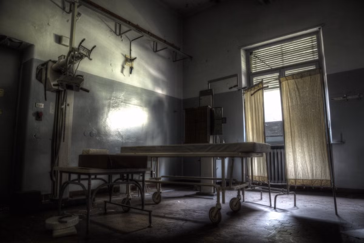 Các vật dụng bên trong bệnh viện xuống cấp nhanh chóng sau khi bị bỏ hoang.