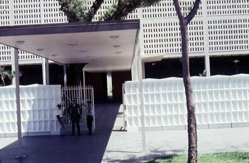 Bên ngoài Đại sứ quán Mỹ.