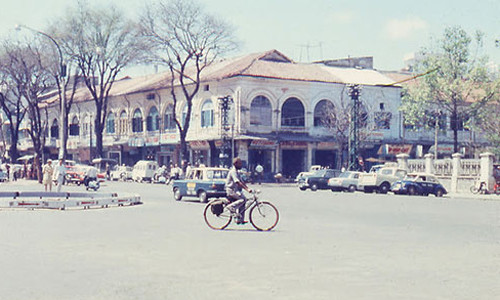 Đường Nguyễn Huệ rộng rãi, sạch sẽ.