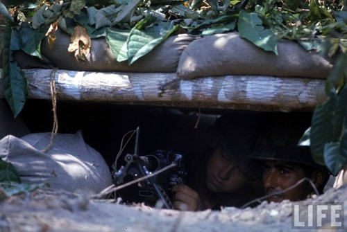 Hai lính Mỹ ngụy trang chỗ mai phục.