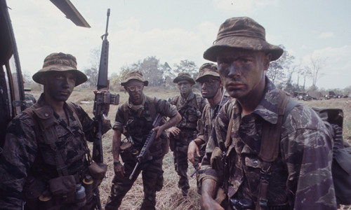 Lính Mỹ đi tuần trong chiến dịch Junction City năm 1967. Junction City là cuộc hành quân lớn nhất của Mỹ trong Chiến tranh Việt Nam, với việc huy động 45.000 quân Mỹ. Tuy nhiên, chiến dịch quân sự này của Mỹ đã thất bại hoàn toàn vào ngày 15/4/1967.