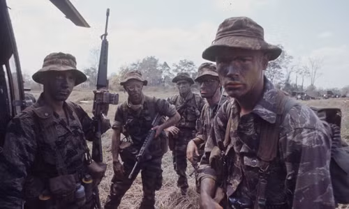 Lính Mỹ đi tuần trong chiến dịch Junction City năm 1967. Junction City là cuộc hành quân lớn nhất của Mỹ trong Chiến tranh Việt Nam, với việc huy động 45.000 quân Mỹ. Tuy nhiên, chiến dịch quân sự này của Mỹ đã thất bại hoàn toàn vào ngày 15/4/1967.