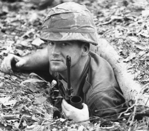 Binh sĩ Mỹ đứng ở lối vào một đường hầm trong quá trình tìm kiếm căn cứ của các chiến sĩ giải phóng tại khu rừng ở phía Bắc tỉnh Tây Ninh hồi tháng 2/1967.