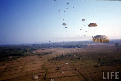 Lính Mỹ nhảy dù, nhìn xa trông giống những cây nấm khổng lồ. Ảnh chụp trong Chiến dịch Junction City năm 1967 của tạp chí LIFE.