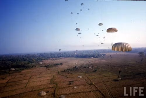 Lính Mỹ nhảy dù, nhìn xa trông giống những cây nấm khổng lồ. Ảnh chụp trong Chiến dịch Junction City năm 1967 của tạp chí LIFE.