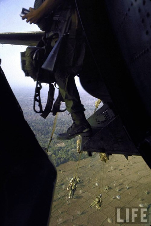 Lính Mỹ nhảy dù từ máy bay năm 1967.