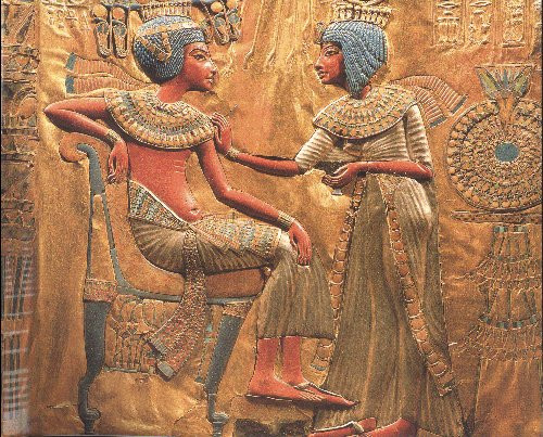 Đặc biệt, trong các gia đình hoàng gia, quý tộc, trẻ em được yêu thương, quan tâm, chăm sóc rất nhiều. Điển hình là trong những bức tranh vẽ pharaoh Akhenaten và vợ là Nữ hoàng Nefertiti vô cùng gần gũi, thân thiết và yêu thương 6 người con gái.