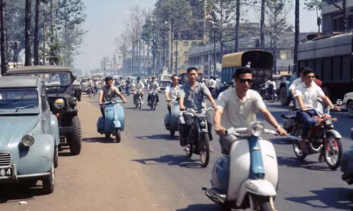Dòng phương tiện tấp nập trên đường Trần Hưng Đạo, Sài Gòn năm 1968 - 1969.