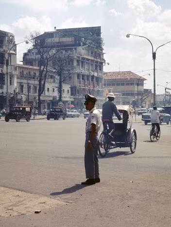 Cảnh sát giao thông làm nhiệm vụ trên đường phố Sài Gòn.