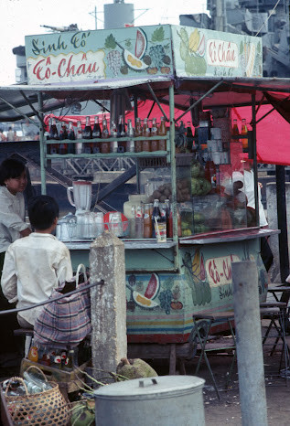 Một cửa hàng bán giải khát nhỏ với nhiều mặt hàng.